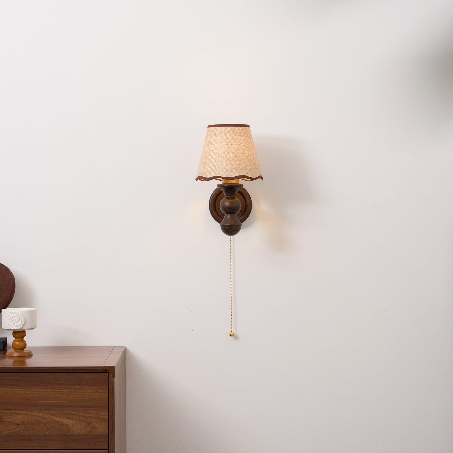Wandlamp met golvende stoffen kap – Walnoot en beige vintage wandverlichting voor slaapkamer en gang | Sansoti