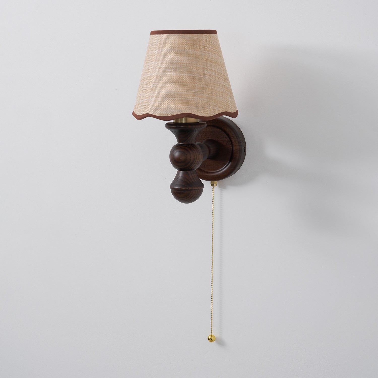 Wandlamp met golvende stoffen kap – Walnoot en beige vintage wandverlichting voor slaapkamer en gang | Sansoti