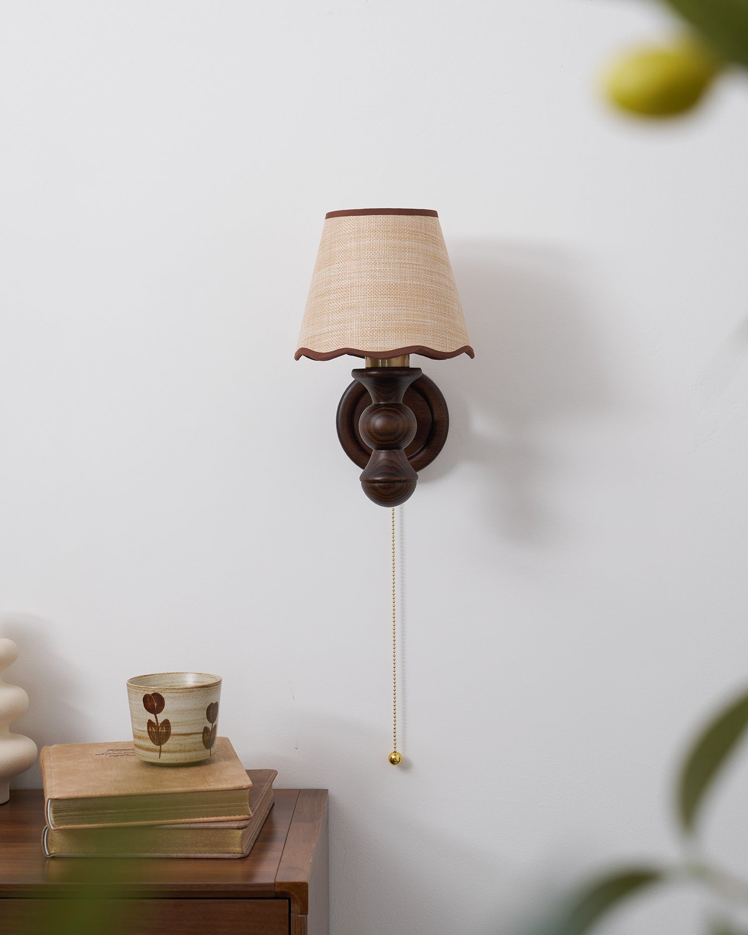 Wandlamp met golvende stoffen kap – Walnoot en beige vintage wandverlichting voor slaapkamer en gang | Sansoti