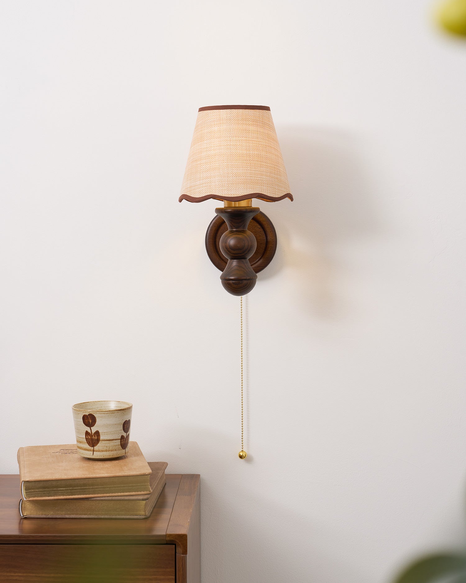 Wandlamp met golvende stoffen kap – Walnoot en beige vintage wandverlichting voor slaapkamer en gang | Sansoti