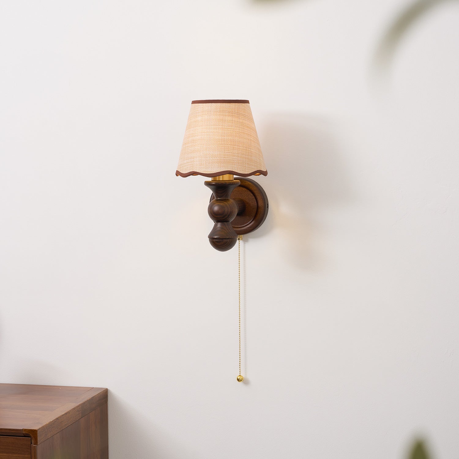 Wandlamp met golvende stoffen kap – Walnoot en beige vintage wandverlichting voor slaapkamer en gang | Sansoti