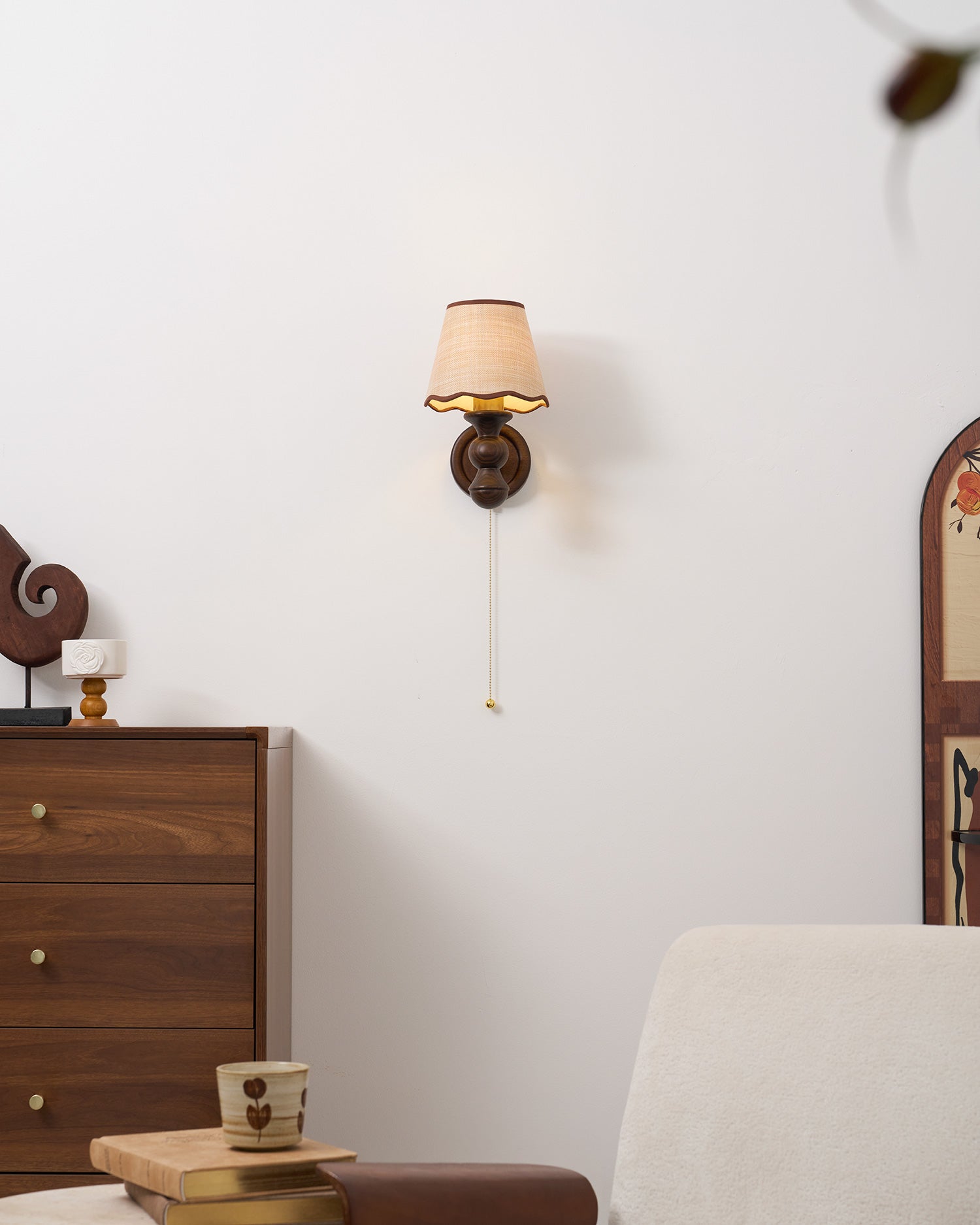 Wandlamp met golvende stoffen kap – Walnoot en beige vintage wandverlichting voor slaapkamer en gang | Sansoti