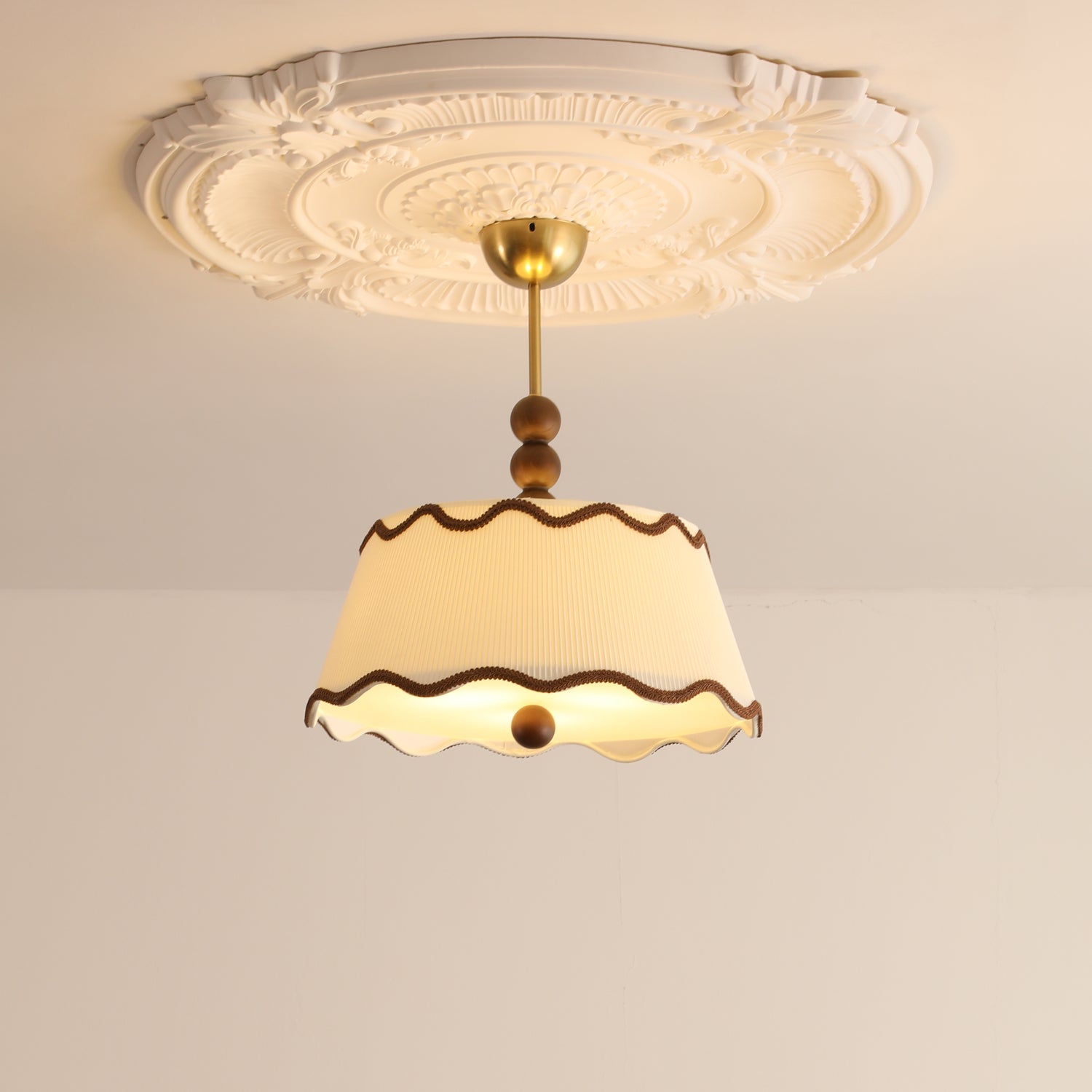 Plafondlamp met Geplooide Kap en Houten Kralen – Vintage Cottage Stijl voor Warm Sfeervol Licht | Sansoti