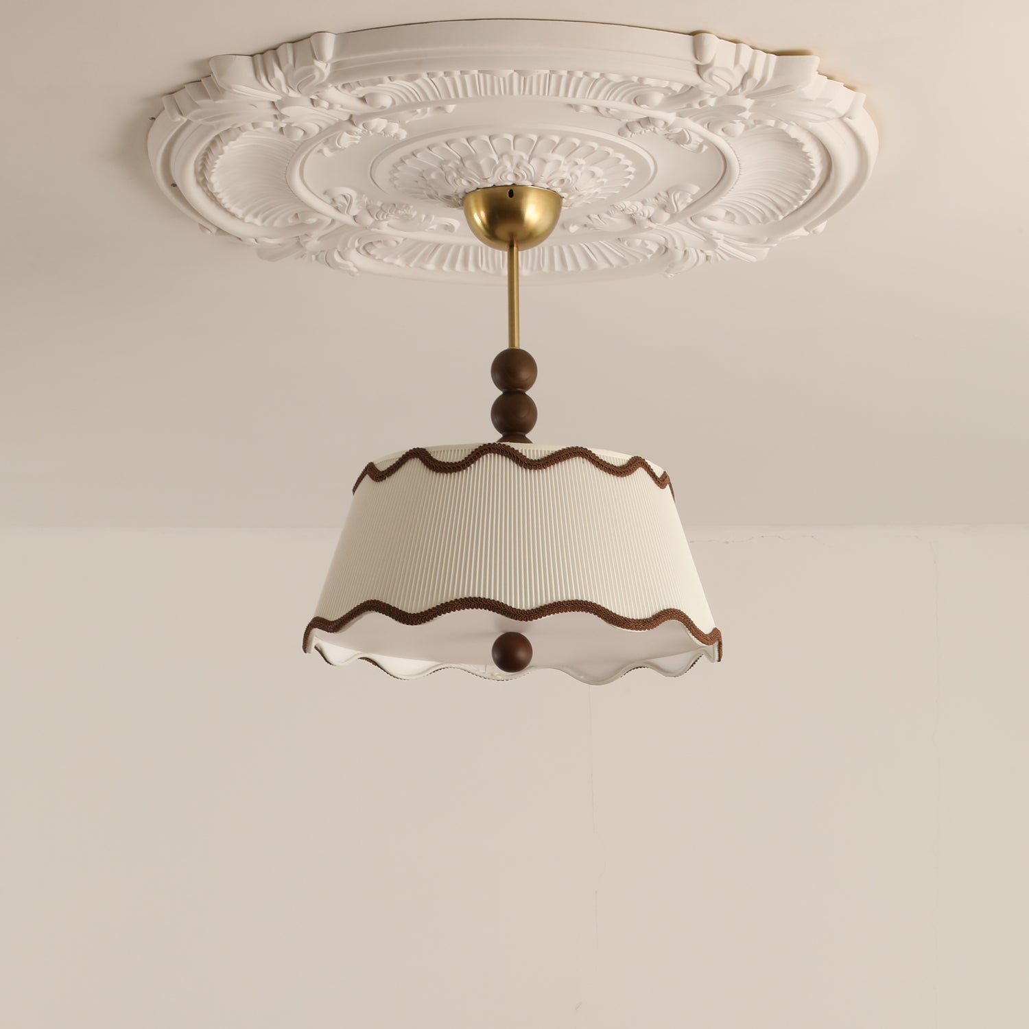 Plafondlamp met Geplooide Kap en Houten Kralen – Vintage Cottage Stijl voor Warm Sfeervol Licht | Sansoti
