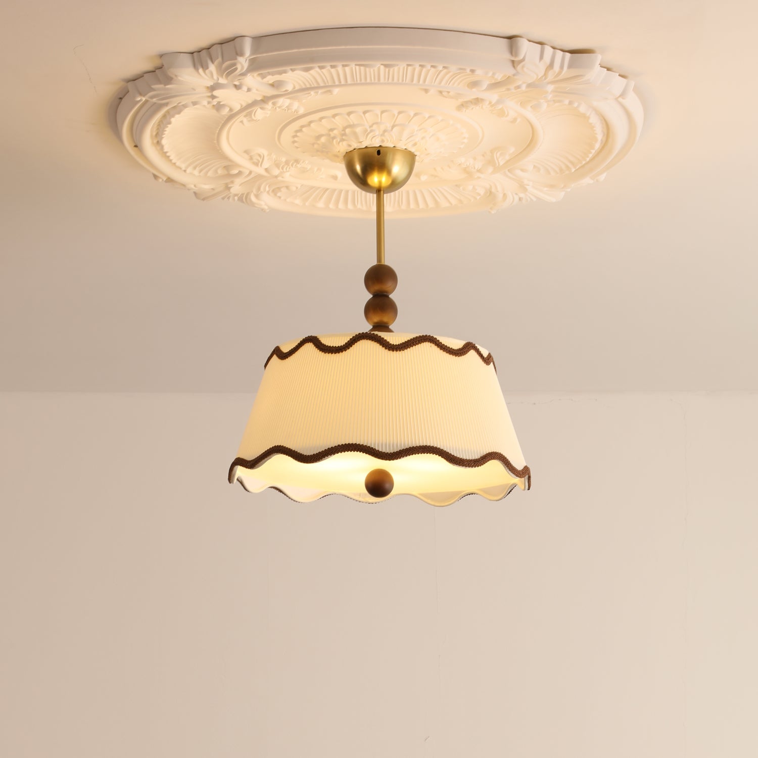 Plafondlamp met Geplooide Kap en Houten Kralen – Vintage Cottage Stijl voor Warm Sfeervol Licht | Sansoti