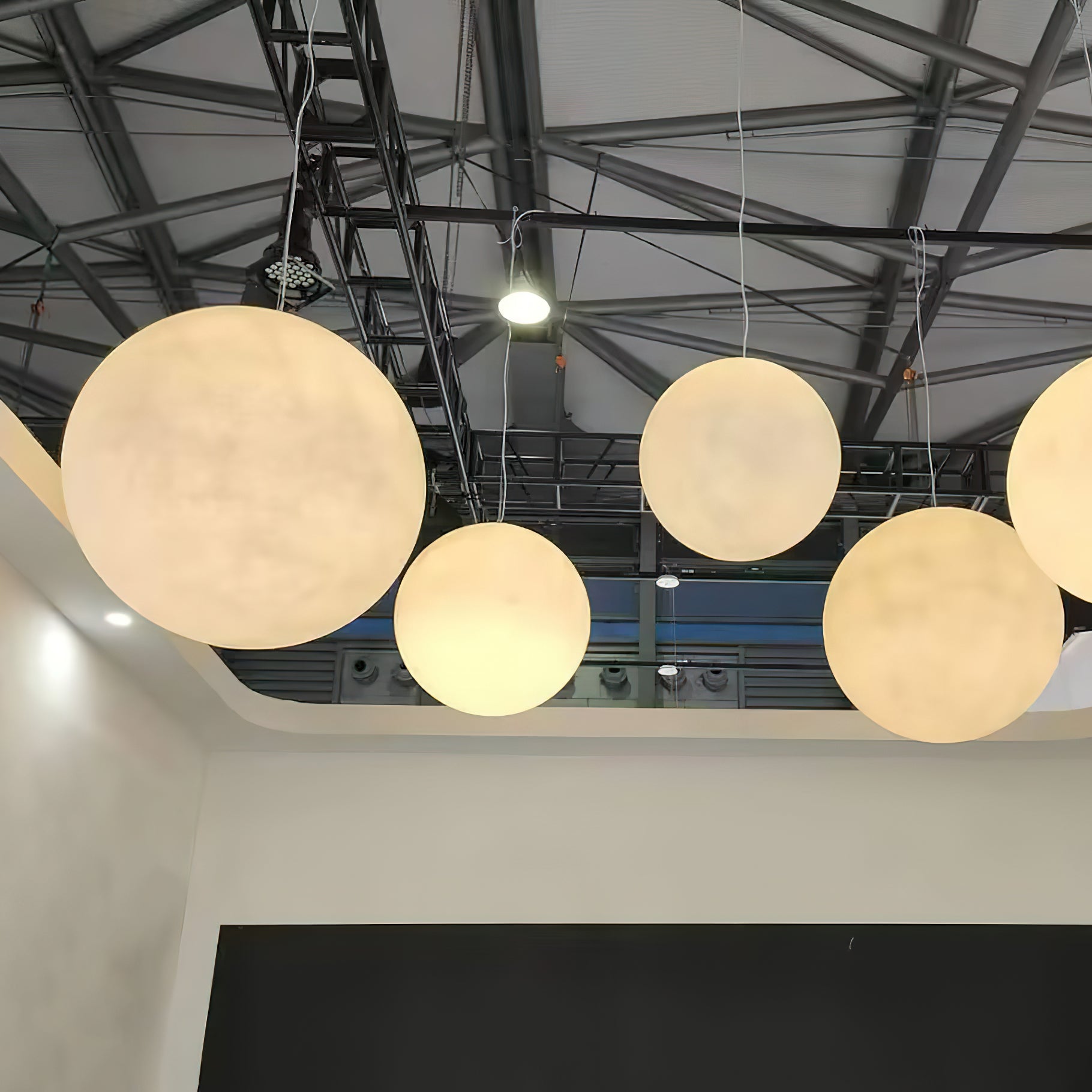 Maan Hanglamp – Realistische Textuur – 8 Maten Beschikbaar – Romantische Maanbol voor Slaapkamer Eetkamer Kinderkamer – Dimbaar Warm Licht – Schuine Plafondadapter Inbegrepen | Sansoti
