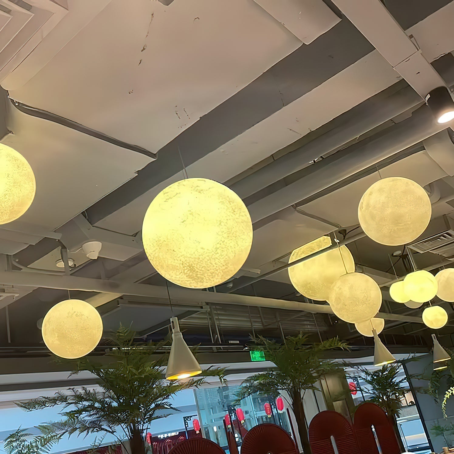 Maan Hanglamp – Realistische Textuur – 8 Maten Beschikbaar – Romantische Maanbol voor Slaapkamer Eetkamer Kinderkamer – Dimbaar Warm Licht – Schuine Plafondadapter Inbegrepen | Sansoti
