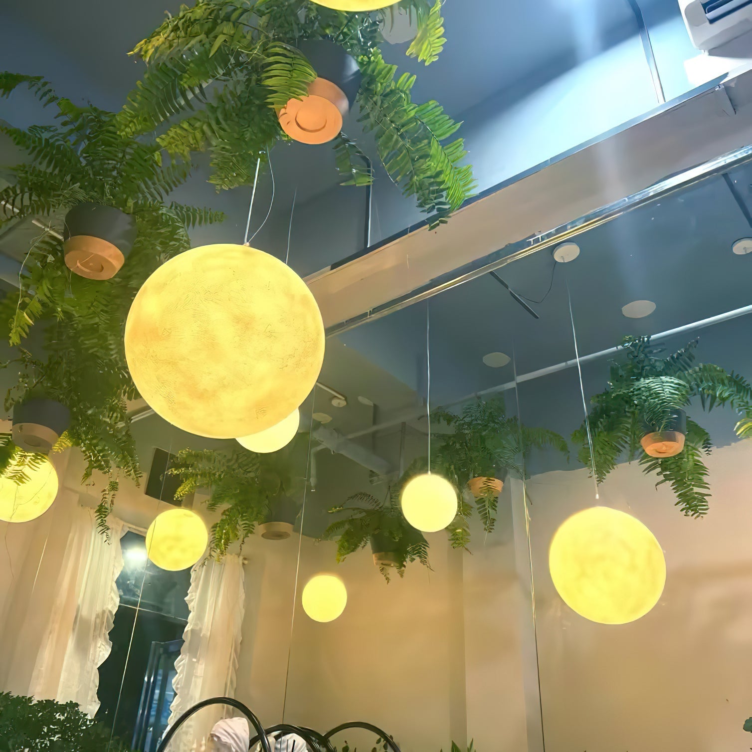 Maan Hanglamp – Realistische Textuur – 8 Maten Beschikbaar – Romantische Maanbol voor Slaapkamer Eetkamer Kinderkamer – Dimbaar Warm Licht – Schuine Plafondadapter Inbegrepen | Sansoti