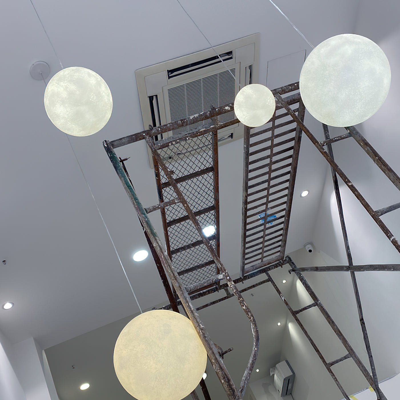 Maan Hanglamp – Realistische Textuur – 8 Maten Beschikbaar – Romantische Maanbol voor Slaapkamer Eetkamer Kinderkamer – Dimbaar Warm Licht – Schuine Plafondadapter Inbegrepen | Sansoti