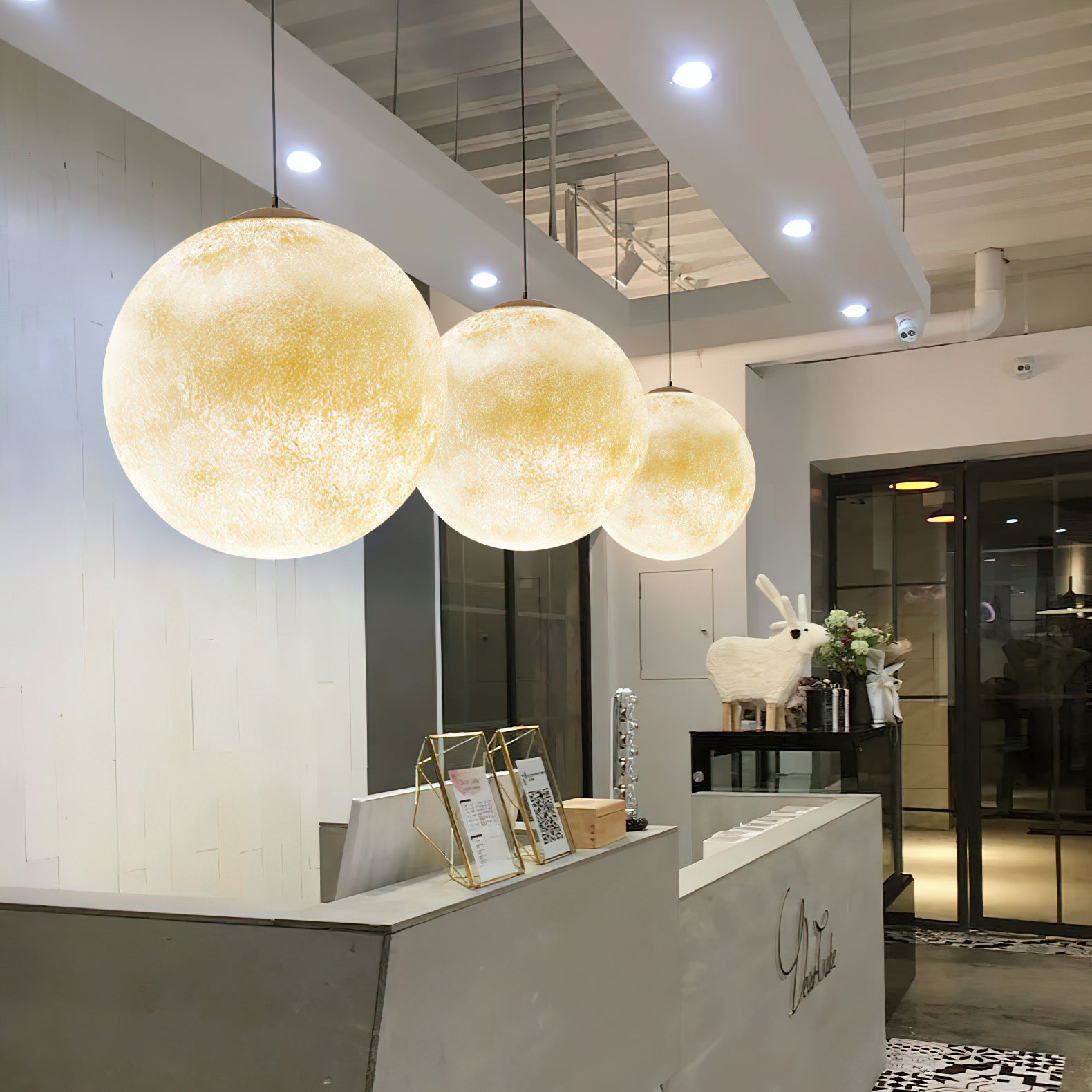 Maan Hanglamp – Realistische Textuur – 8 Maten Beschikbaar – Romantische Maanbol voor Slaapkamer Eetkamer Kinderkamer – Dimbaar Warm Licht – Schuine Plafondadapter Inbegrepen | Sansoti