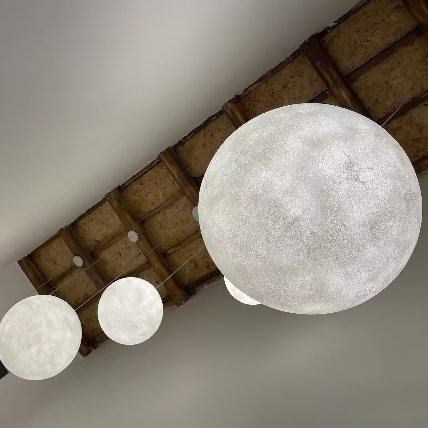 Maan Hanglamp – Realistische Textuur – 8 Maten Beschikbaar – Romantische Maanbol voor Slaapkamer Eetkamer Kinderkamer – Dimbaar Warm Licht – Schuine Plafondadapter Inbegrepen | Sansoti