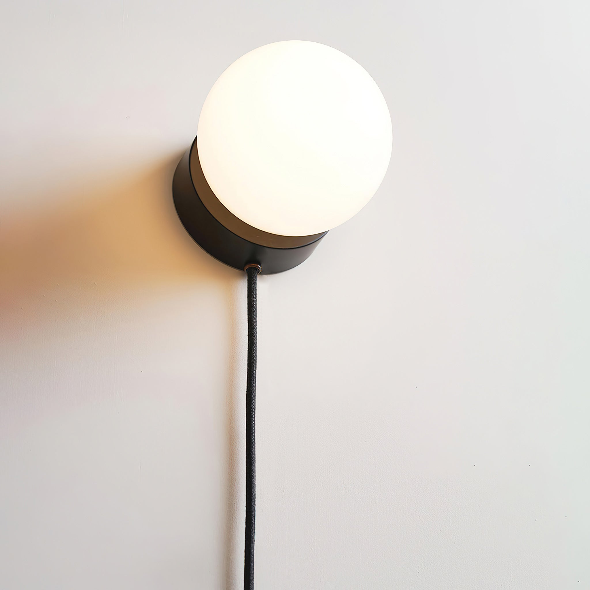 Wandlamp Plug-In Glas & IJzer Zwart Wit Sfeerlicht Slaapkamer Gang | Sansoti