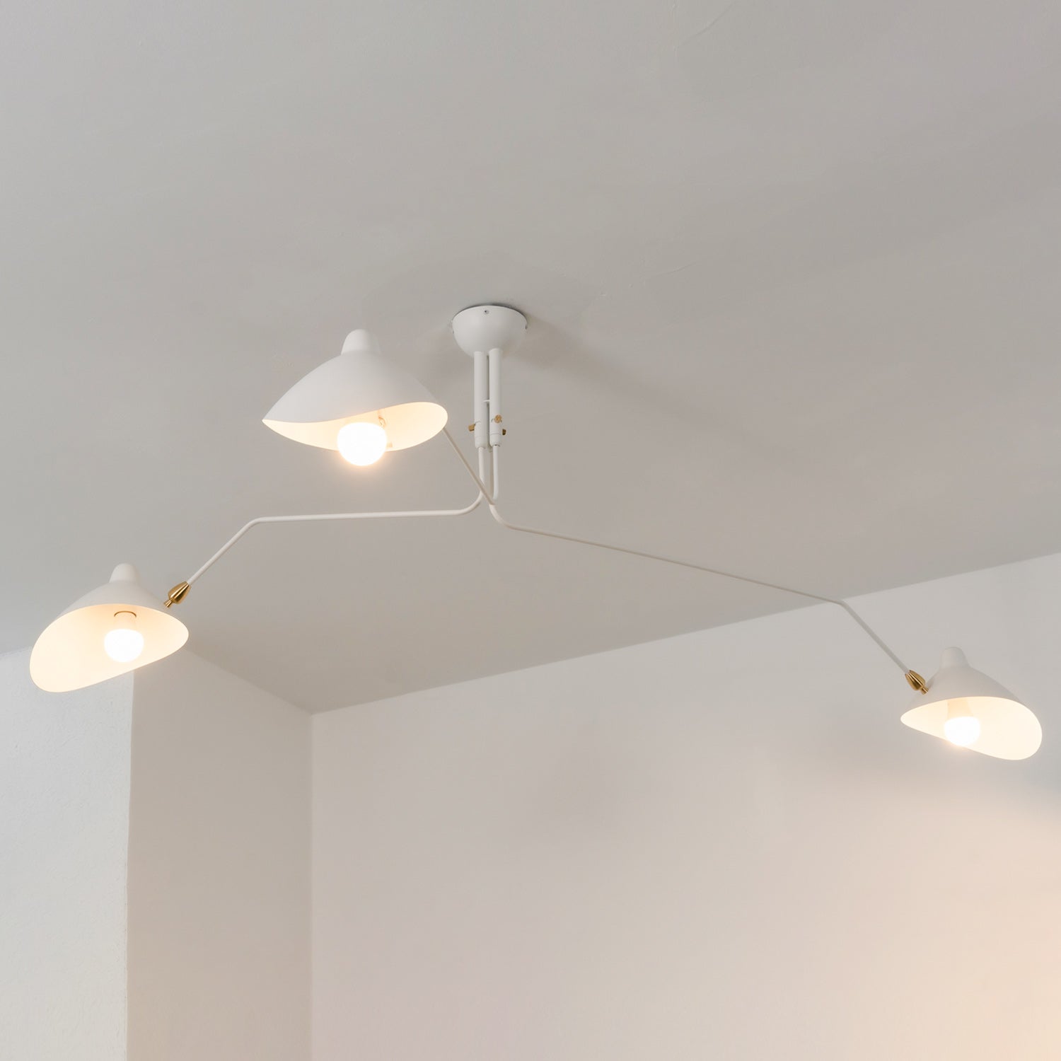 Verstelbare Spinlamp Multi-Arm Plafondlamp Industriële Design Messing Details Zwart Wit Scandinavisch Modern | Sansoti
