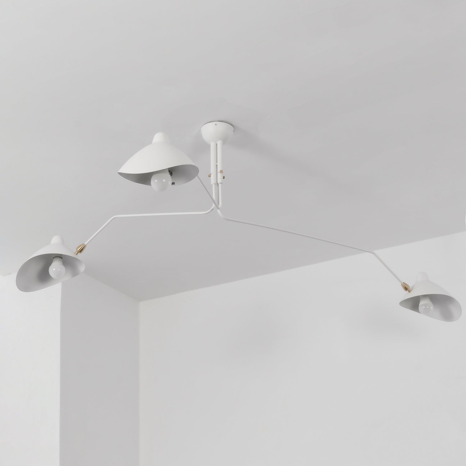 Verstelbare Spinlamp Multi-Arm Plafondlamp Industriële Design Messing Details Zwart Wit Scandinavisch Modern | Sansoti
