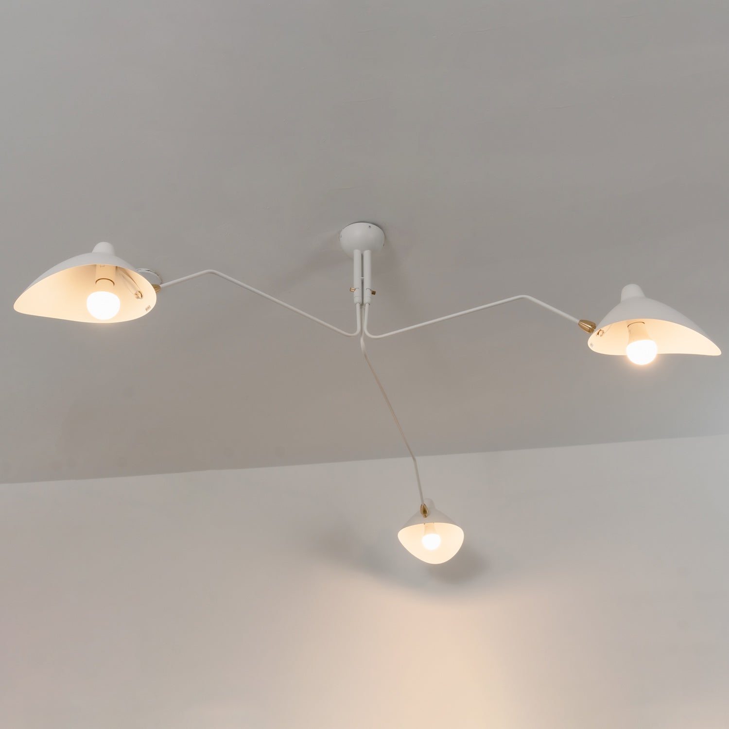 Verstelbare Spinlamp Multi-Arm Plafondlamp Industriële Design Messing Details Zwart Wit Scandinavisch Modern | Sansoti