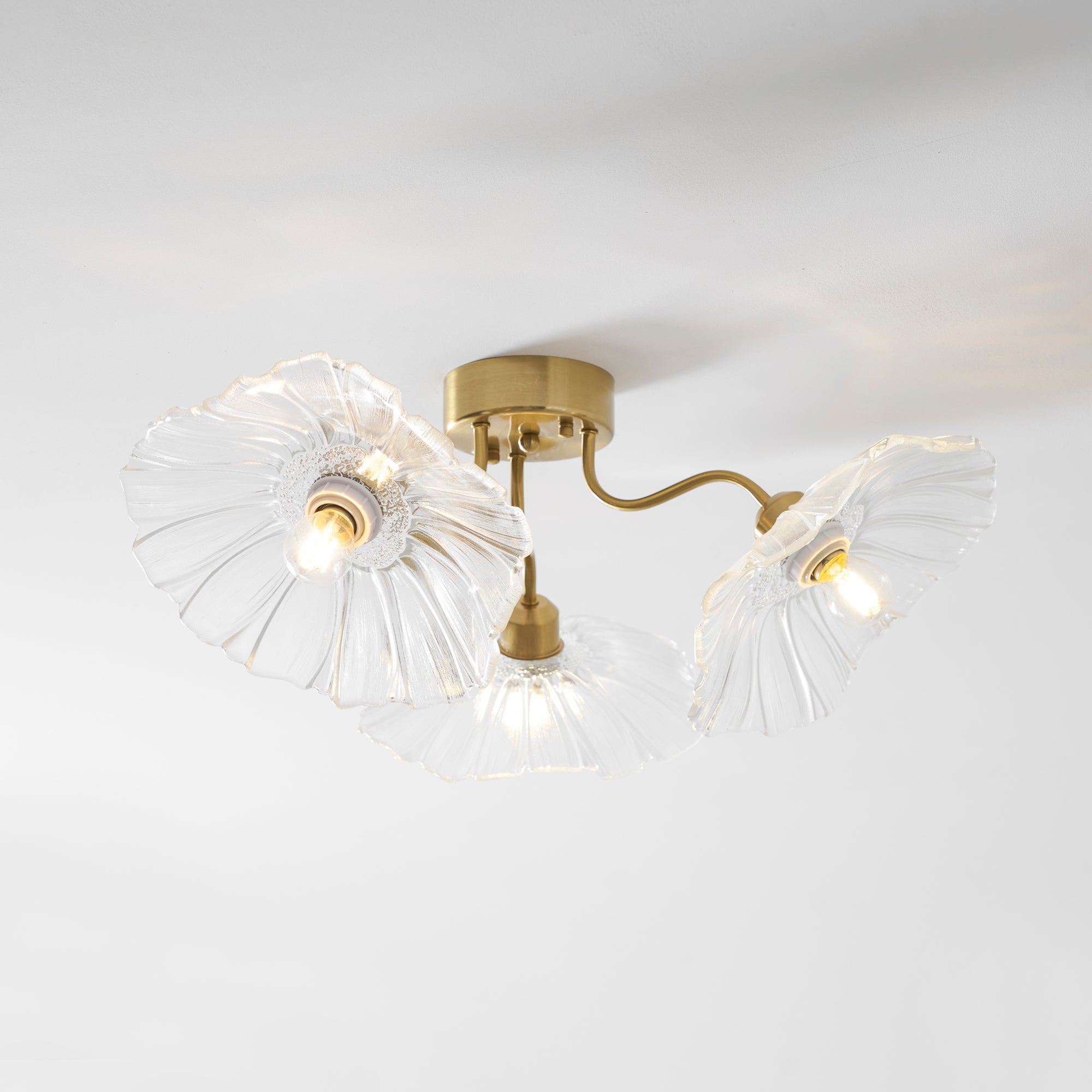 Glazen Plafondlamp met Bladmotief – 3, 5 of 6 Lichtpunten – Gouden Armatuur met Helder of Roze Matglas | Sansoti