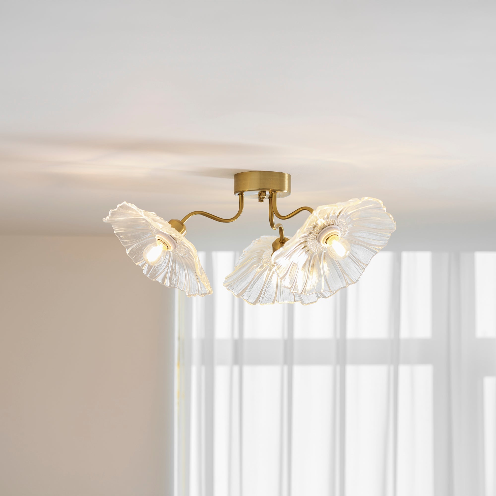 Glazen Plafondlamp met Bladmotief – 3, 5 of 6 Lichtpunten – Gouden Armatuur met Helder of Roze Matglas | Sansoti