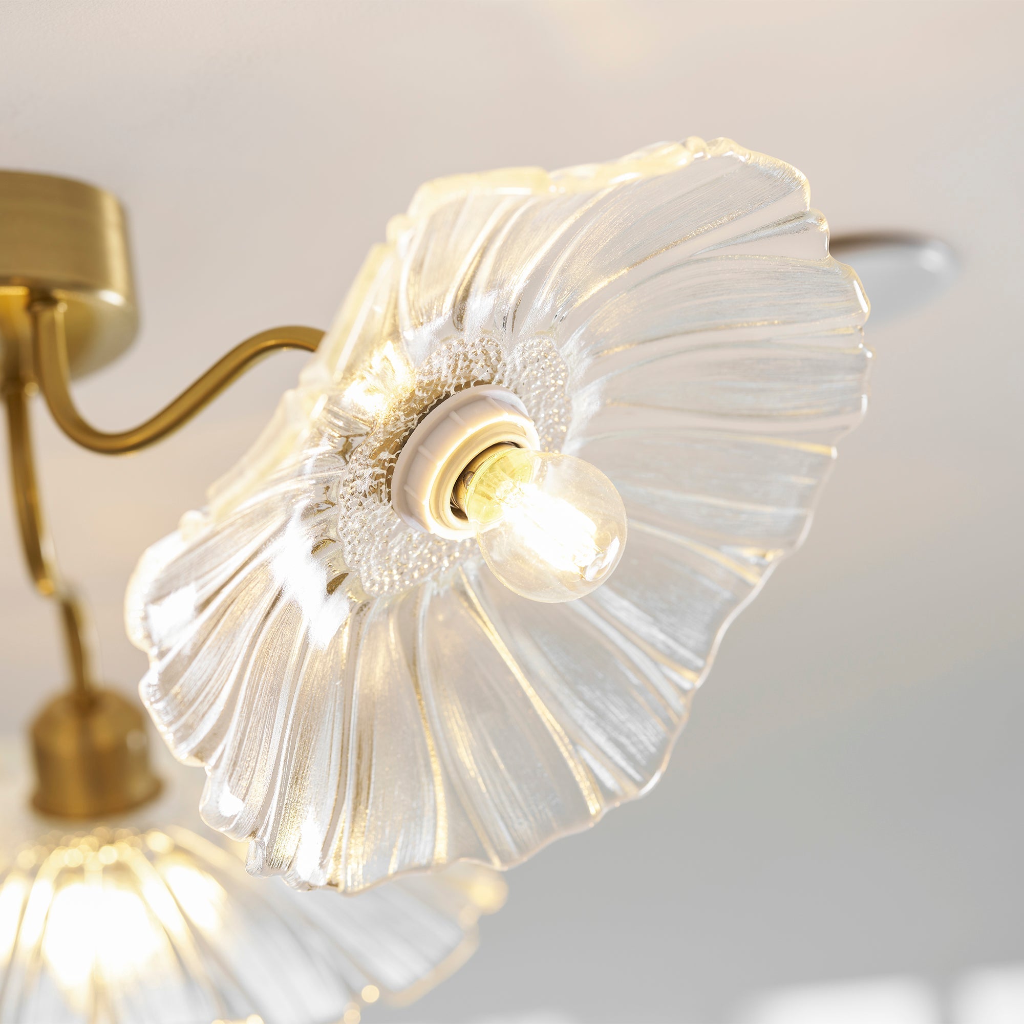 Glazen Plafondlamp met Bladmotief – 3, 5 of 6 Lichtpunten – Gouden Armatuur met Helder of Roze Matglas | Sansoti