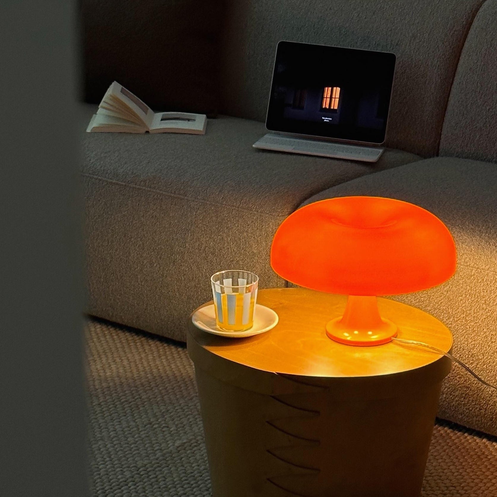 Paddenstoelvormige Tafellamp met 4 Lichtbronnen en Gedimde Retro Sfeer | Sansoti