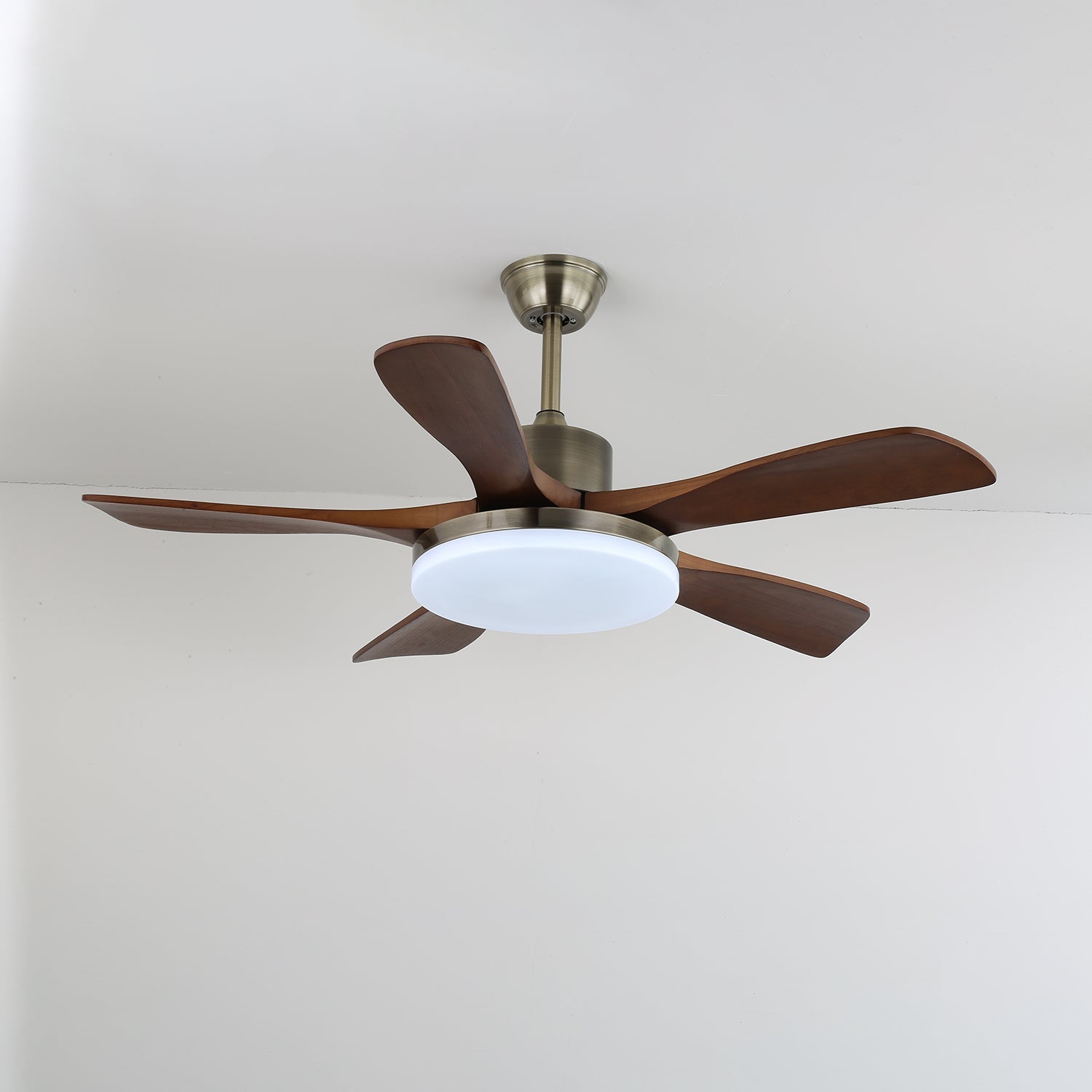 Plafondventilator met Verlichting Houten Bladen Metalen Frame 106/132cm Scandinavisch Design 6 Snelheden Afstandsbediening | Sansoti