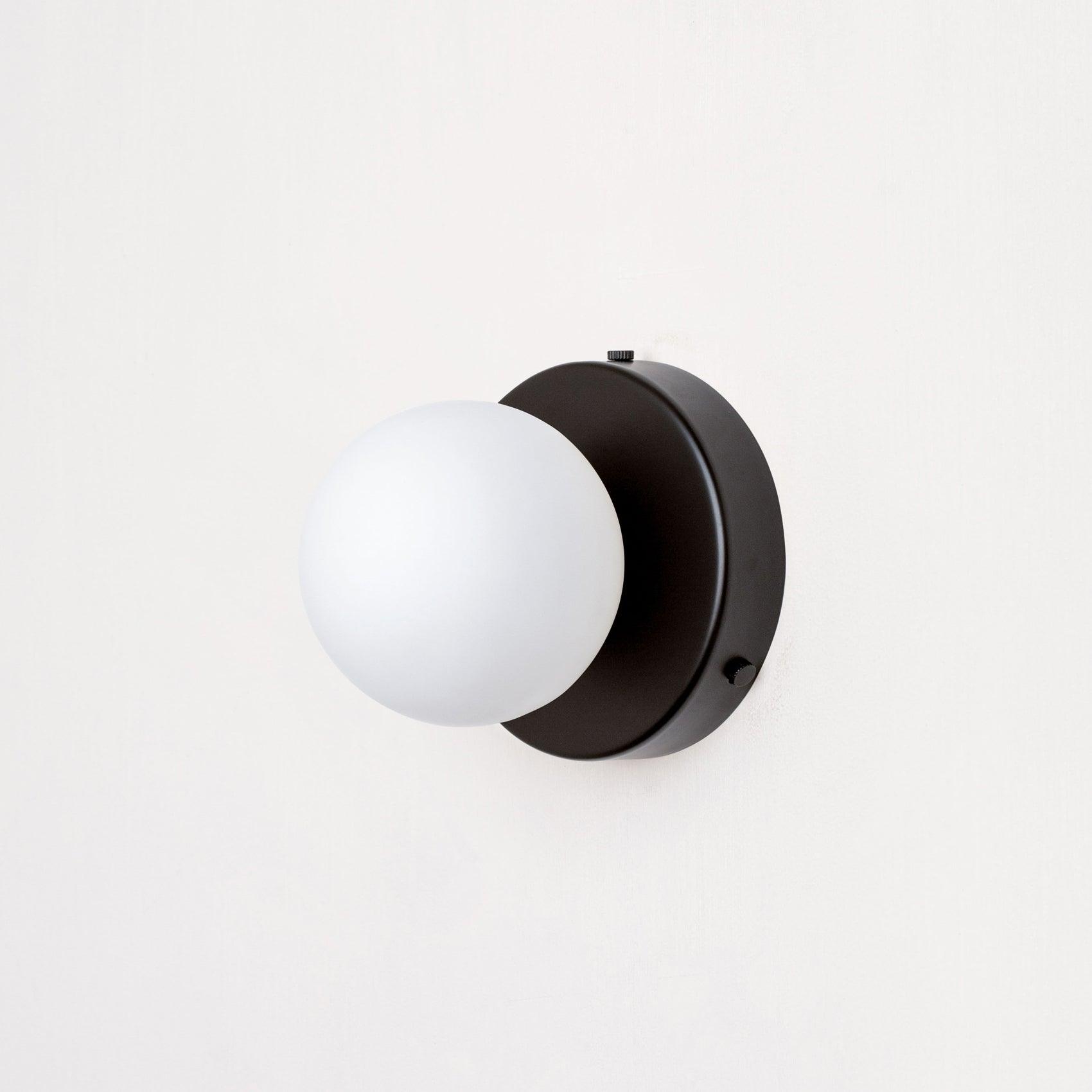 Nuvol Wandlamp — Metalen Wandspot met Glazen Bol ø12cm — Compacte Wandverlichting in 5 Kleuren | Sansoti