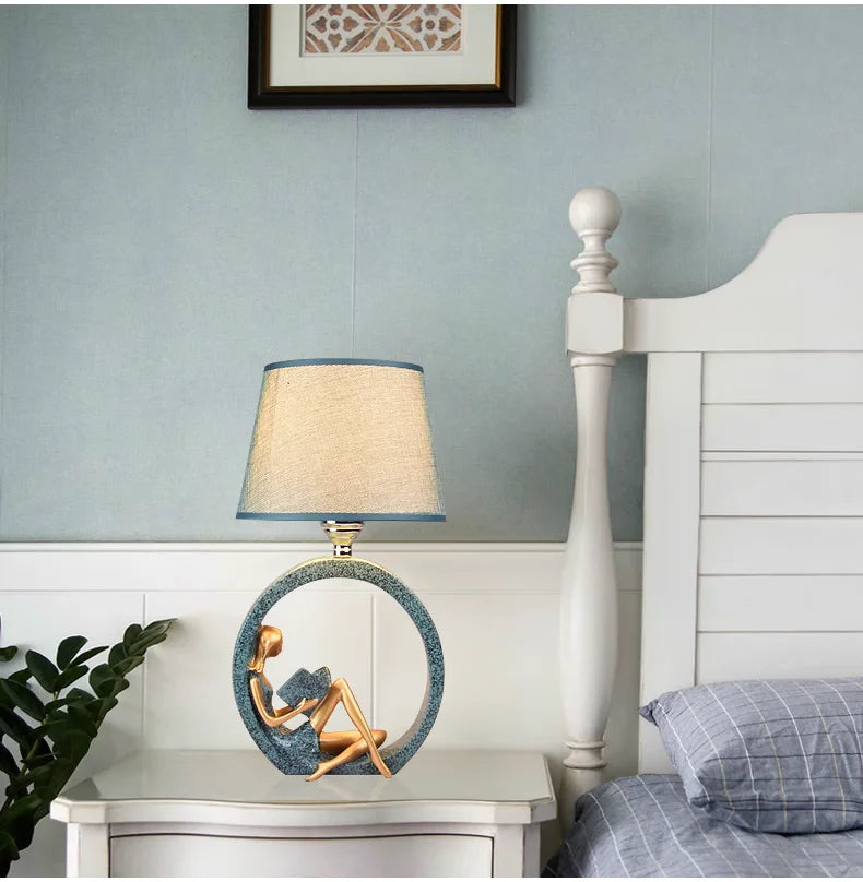 Leeslamp met Sculptuur Lezend Meisje – Tafellamp Hars & Stof Blauw – Sfeerverlichting Slaapkamer Bureau Leeshoek | Sansoti