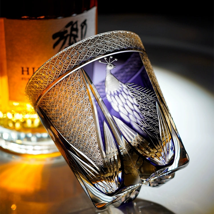 Handgeslepen Glazen Whiskyglas met Edel Pauwmotief – Incl. Houten Giftbox | Sansoti