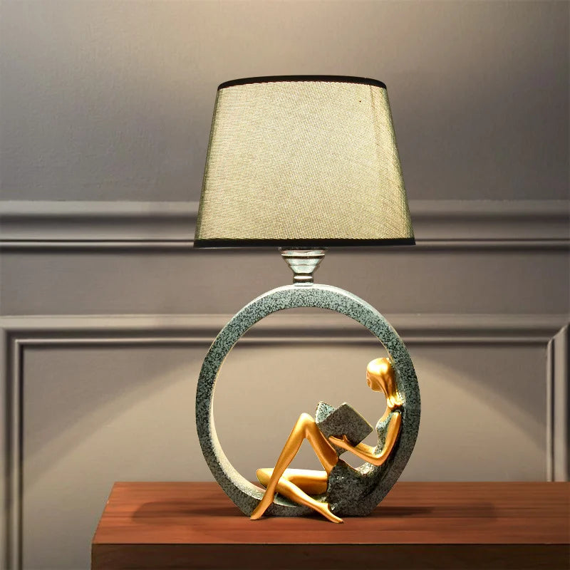 Leeslamp met Sculptuur Lezend Meisje – Tafellamp Hars & Stof Blauw – Sfeerverlichting Slaapkamer Bureau Leeshoek | Sansoti