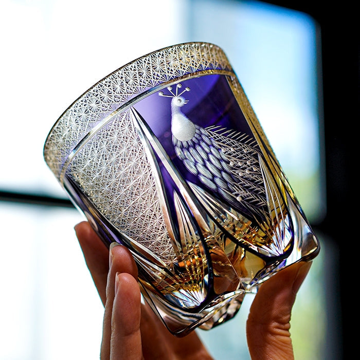 Handgeslepen Glazen Whiskyglas met Edel Pauwmotief – Incl. Houten Giftbox | Sansoti