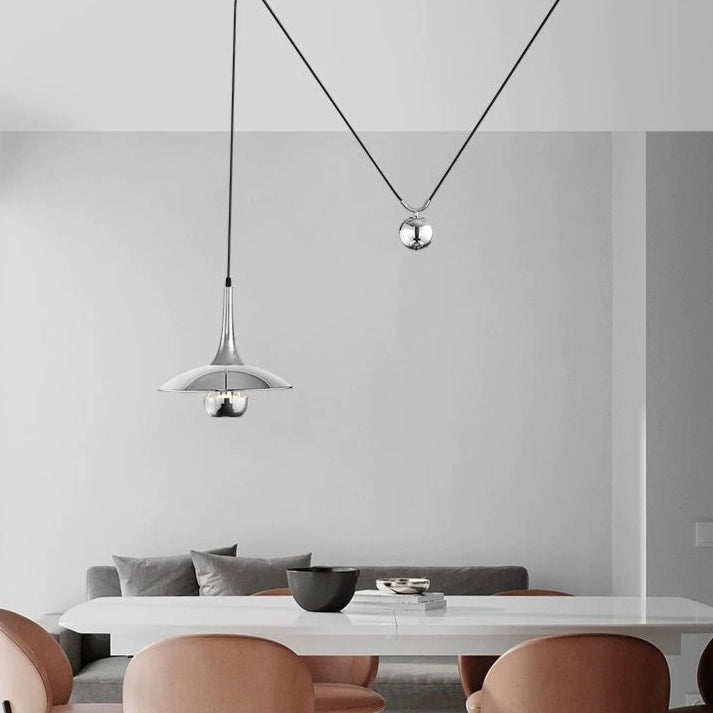 Verstelbare Hanglamp Onos – Hoogte-instelbaar met Tegengewichtbal – Chroom of Goud Metaal – Vintage 1970s Design – Retro Pendelverlichting voor Eettafel en Keukeneiland | Sansoti