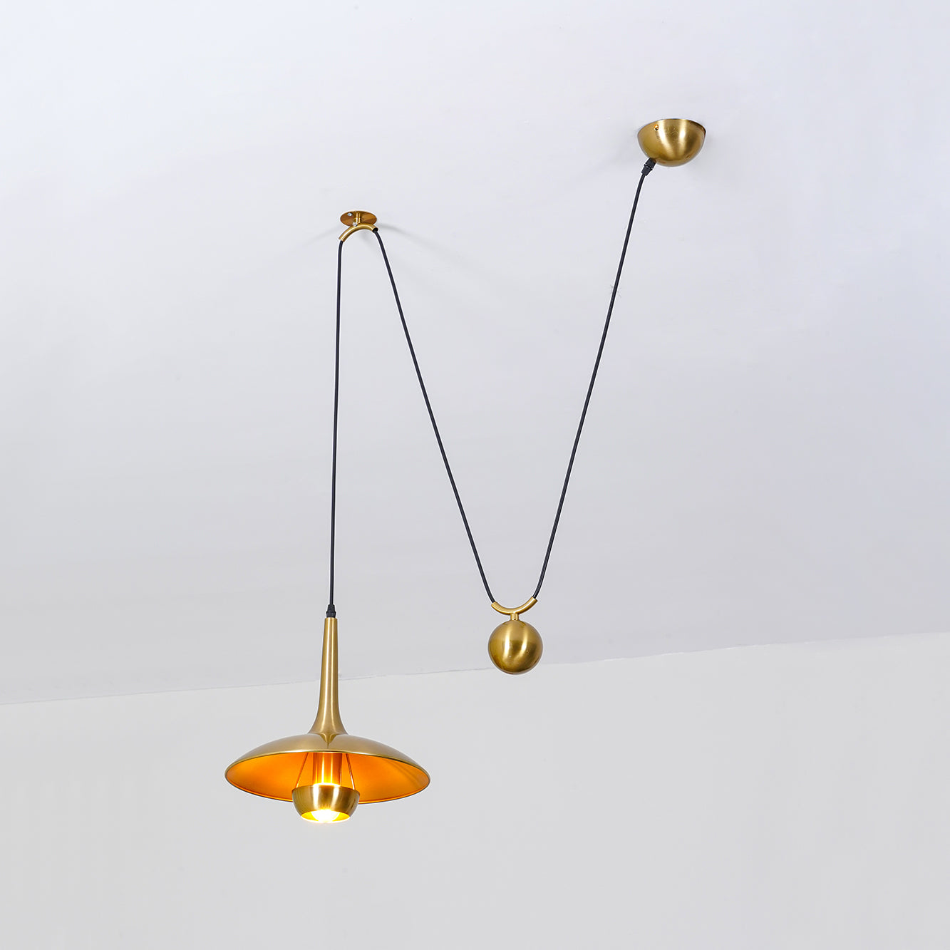 Verstelbare Hanglamp Onos – Hoogte-instelbaar met Tegengewichtbal – Chroom of Goud Metaal – Vintage 1970s Design – Retro Pendelverlichting voor Eettafel en Keukeneiland | Sansoti