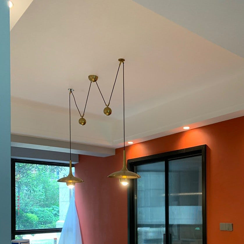 Verstelbare Hanglamp Onos – Hoogte-instelbaar met Tegengewichtbal – Chroom of Goud Metaal – Vintage 1970s Design – Retro Pendelverlichting voor Eettafel en Keukeneiland | Sansoti