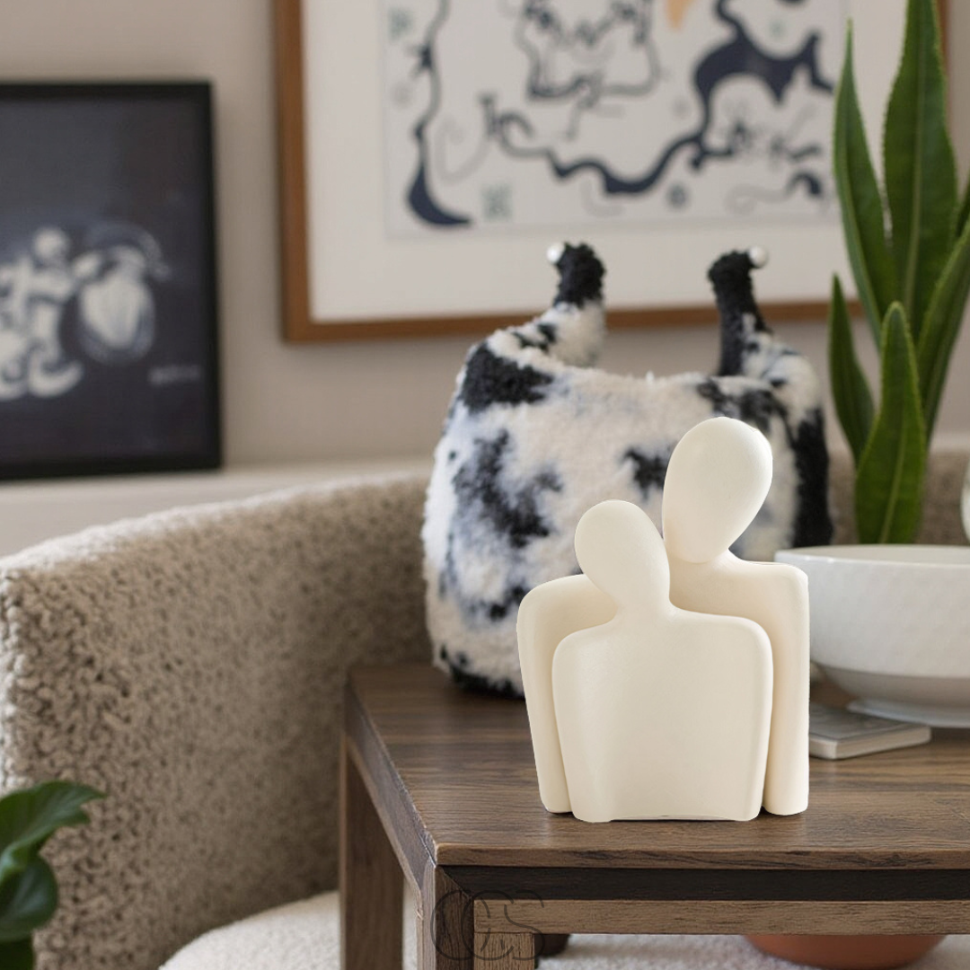 Keramisch omhelzingsbeeld zwart wit minimalistisch decoratief sculptuur liefde verbondenheid cadeau woonkamer | Sansoti