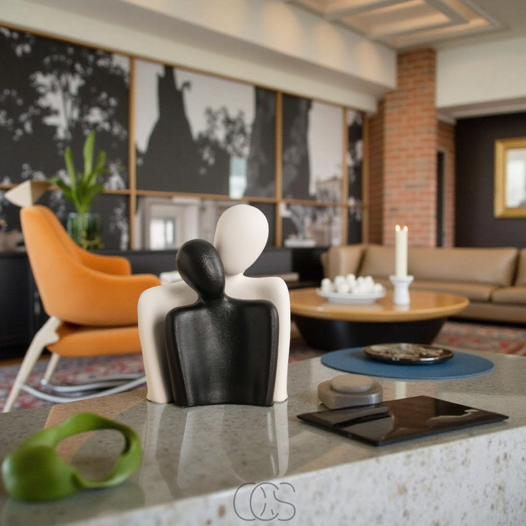 Keramisch omhelzingsbeeld zwart wit minimalistisch decoratief sculptuur liefde verbondenheid cadeau woonkamer | Sansoti