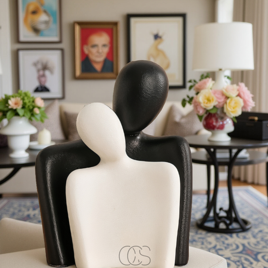 Keramisch omhelzingsbeeld zwart wit minimalistisch decoratief sculptuur liefde verbondenheid cadeau woonkamer | Sansoti