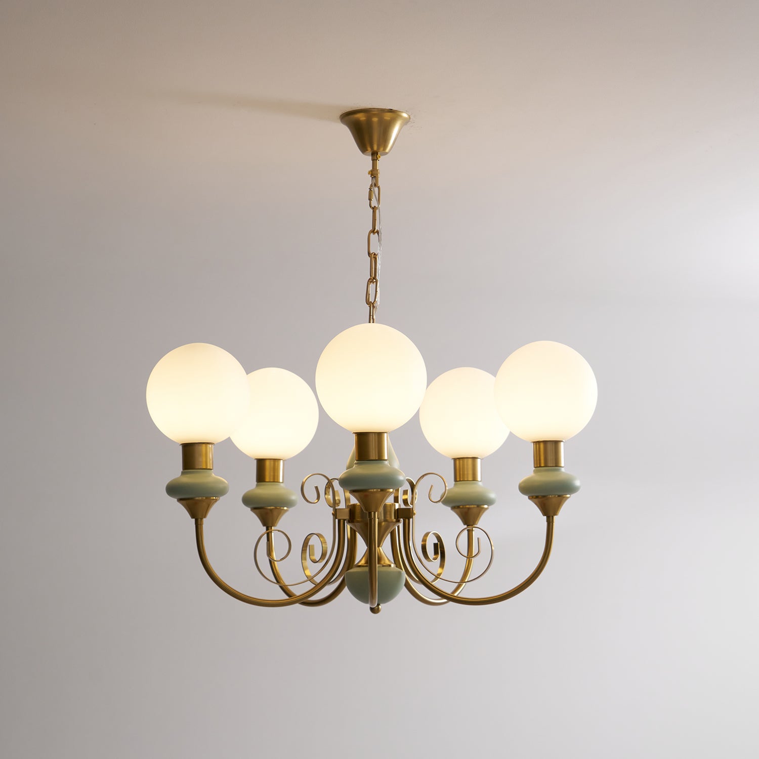 Kroonluchter met Groene Glazen Kappen en Gouden of Zwarte Afwerking – Luxe Hanglamp in 3, 5 of 8 Lichtpunten | Sansoti