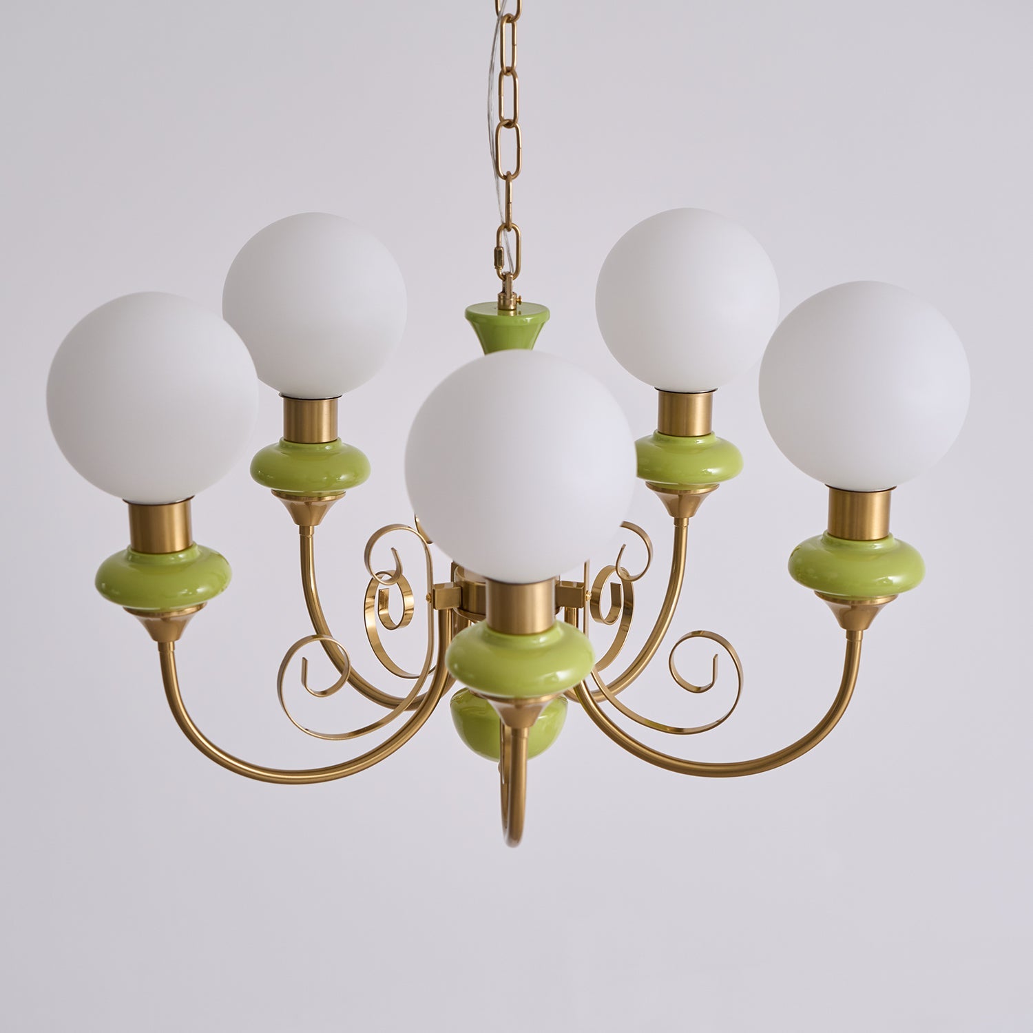 Kroonluchter met Groene Glazen Kappen en Gouden of Zwarte Afwerking – Luxe Hanglamp in 3, 5 of 8 Lichtpunten | Sansoti