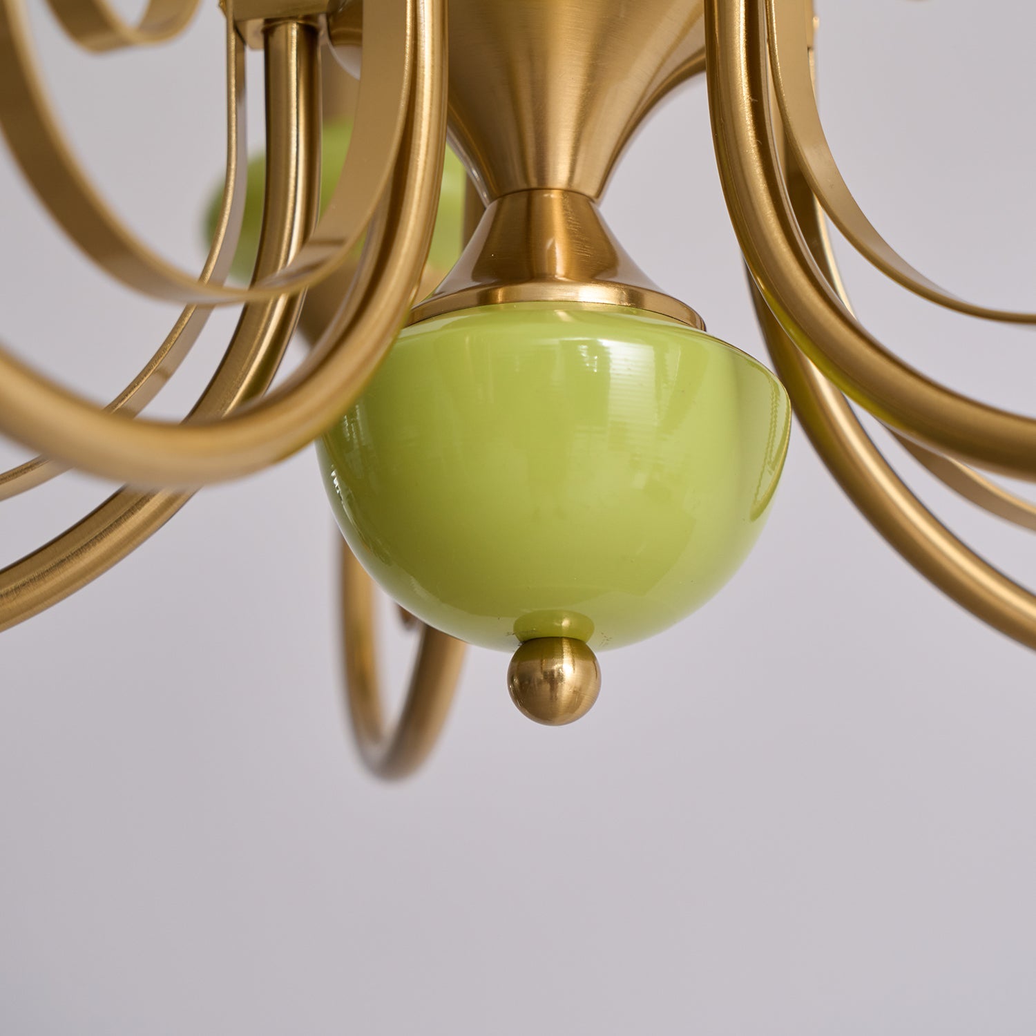 Kroonluchter met Groene Glazen Kappen en Gouden of Zwarte Afwerking – Luxe Hanglamp in 3, 5 of 8 Lichtpunten | Sansoti