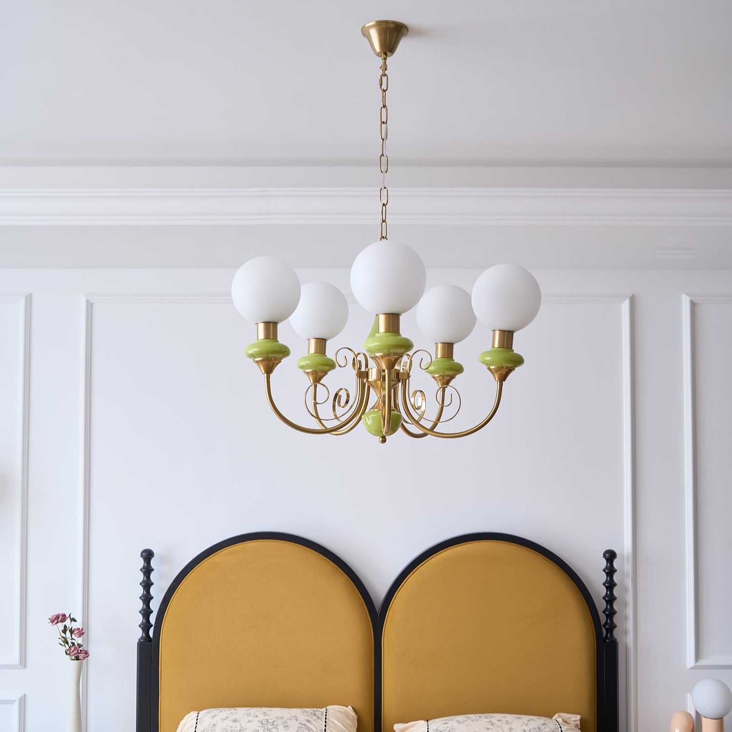 Kroonluchter met Groene Glazen Kappen en Gouden of Zwarte Afwerking – Luxe Hanglamp in 3, 5 of 8 Lichtpunten | Sansoti