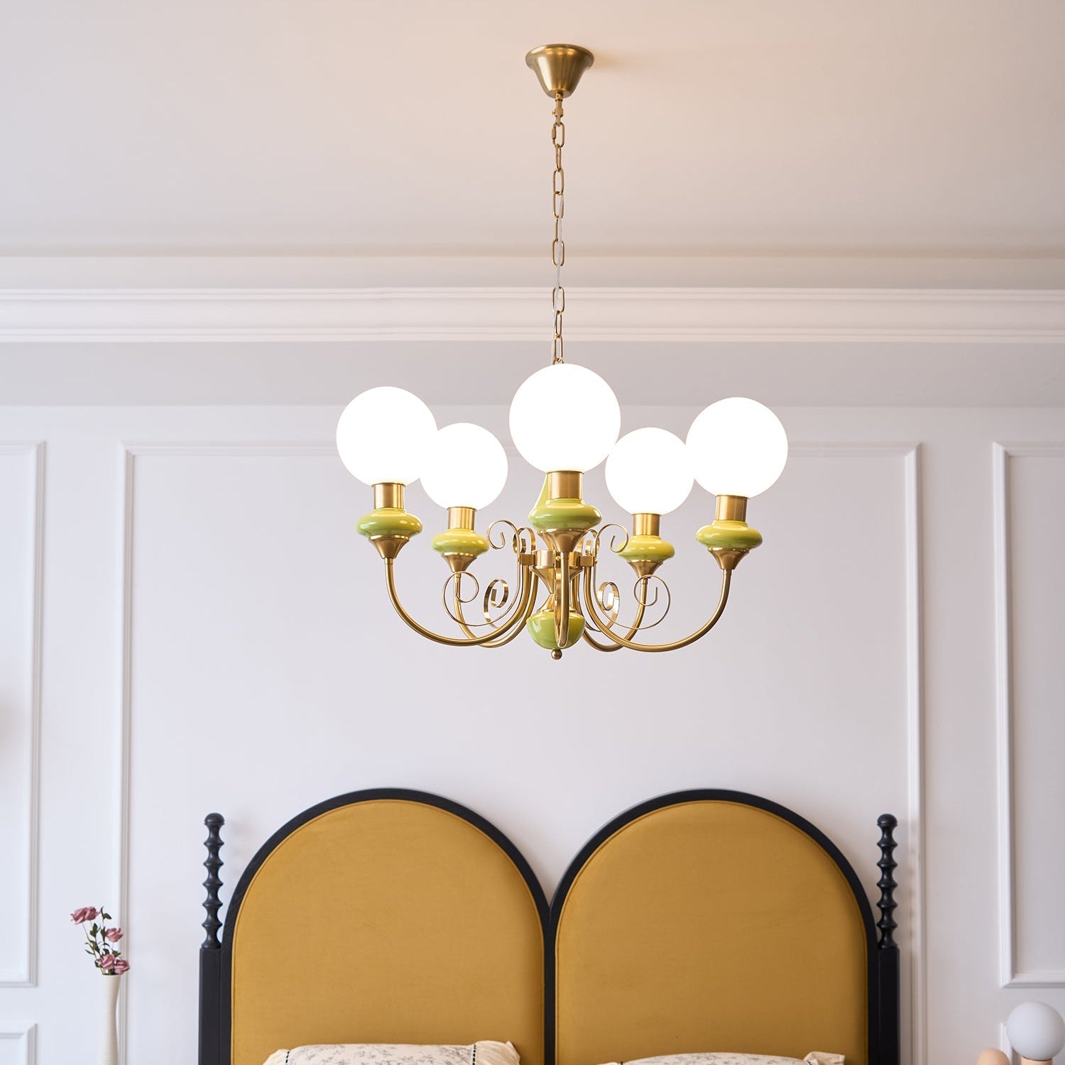 Kroonluchter met Groene Glazen Kappen en Gouden of Zwarte Afwerking – Luxe Hanglamp in 3, 5 of 8 Lichtpunten | Sansoti