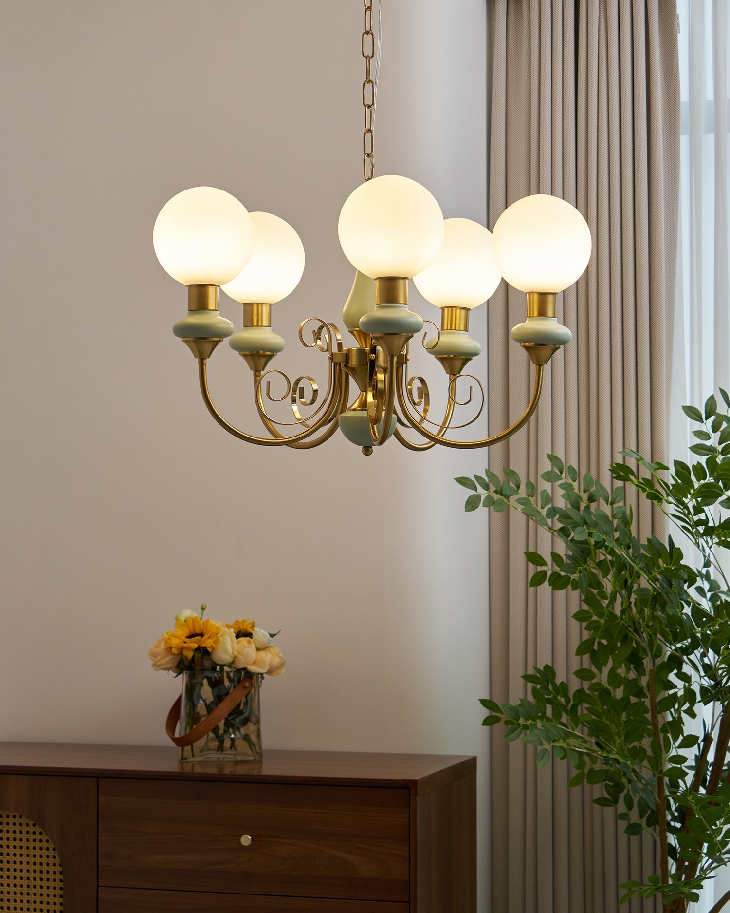 Kroonluchter met Groene Glazen Kappen en Gouden of Zwarte Afwerking – Luxe Hanglamp in 3, 5 of 8 Lichtpunten | Sansoti