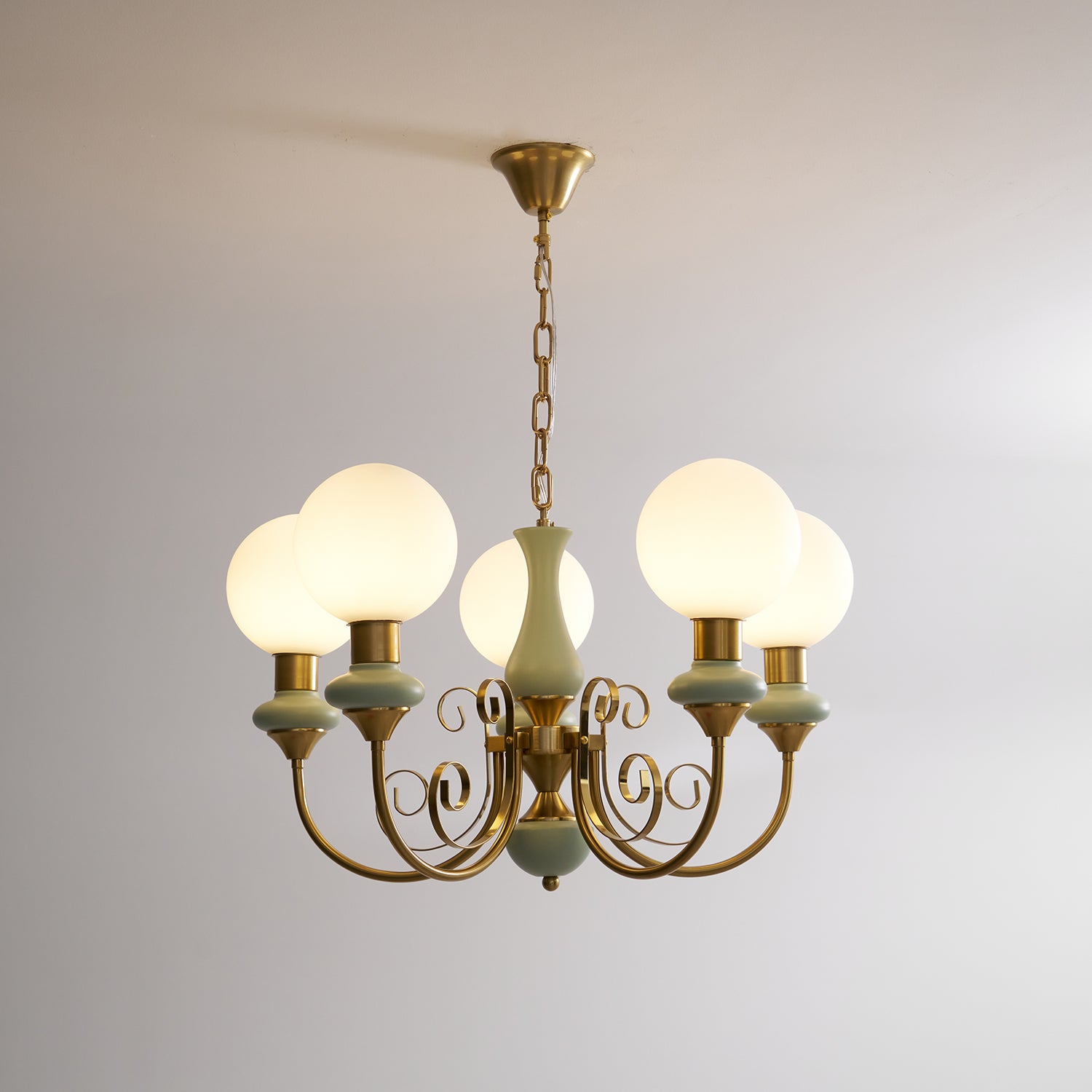 Kroonluchter met Groene Glazen Kappen en Gouden of Zwarte Afwerking – Luxe Hanglamp in 3, 5 of 8 Lichtpunten | Sansoti