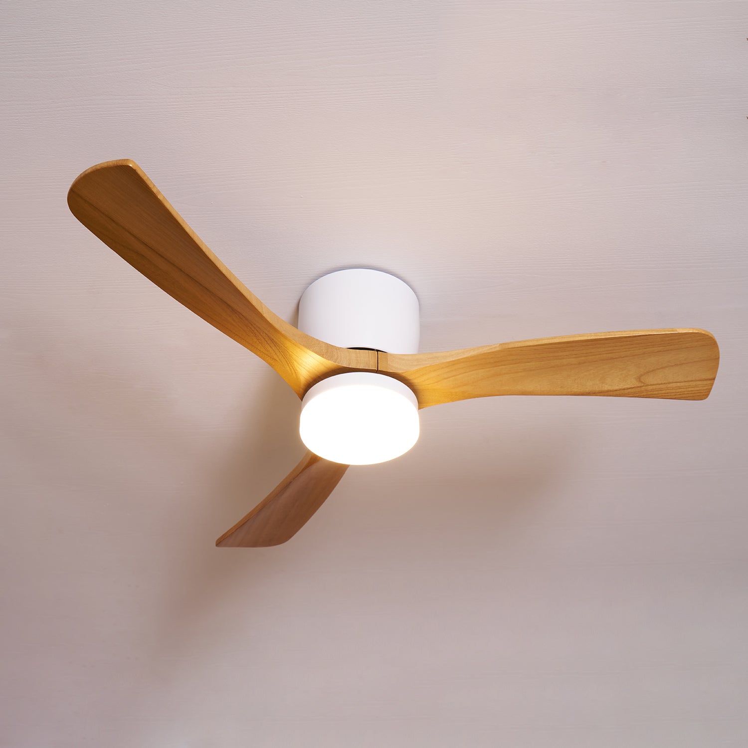 Ventilateur de plafond avec éclairage LED et pales en bois – Design scandinave | Restfield