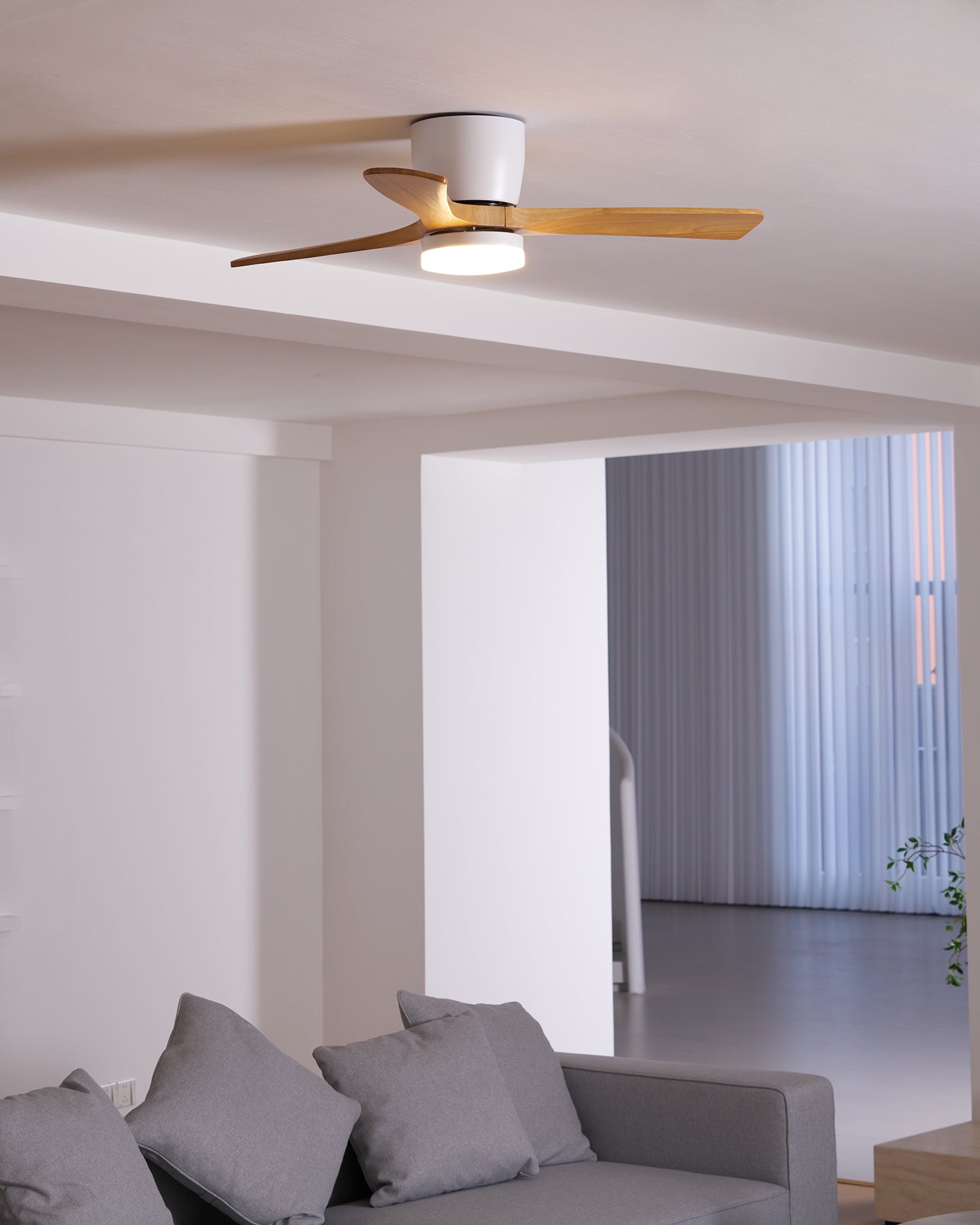 Ventilateur de plafond avec éclairage LED et pales en bois – Design scandinave | Restfield