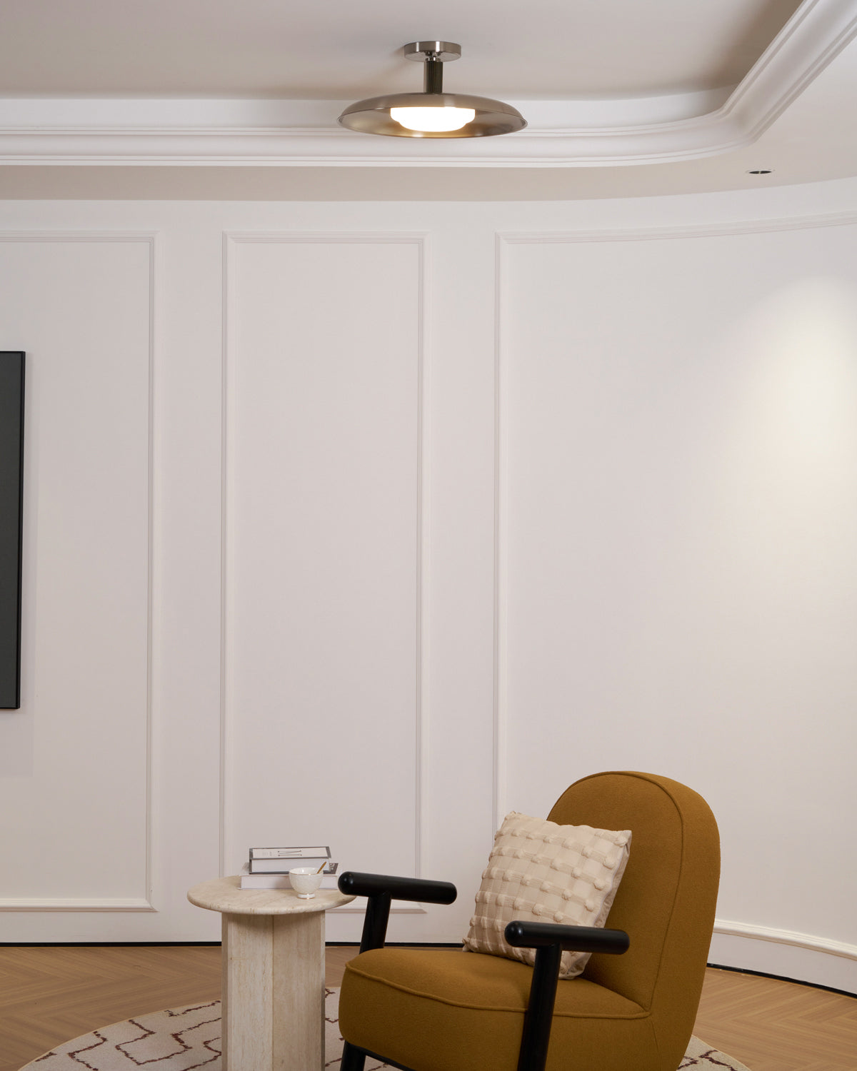 Plafondlamp met handgeblazen glazen kap en gestructureerde metalen rozet – warm sfeerlicht voor woonkamer, slaapkamer en entree | Sansoti