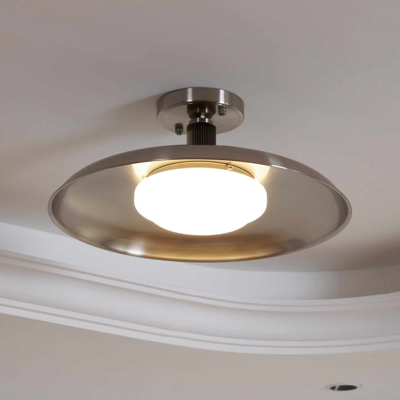 Plafondlamp met handgeblazen glazen kap en gestructureerde metalen rozet – warm sfeerlicht voor woonkamer, slaapkamer en entree | Sansoti