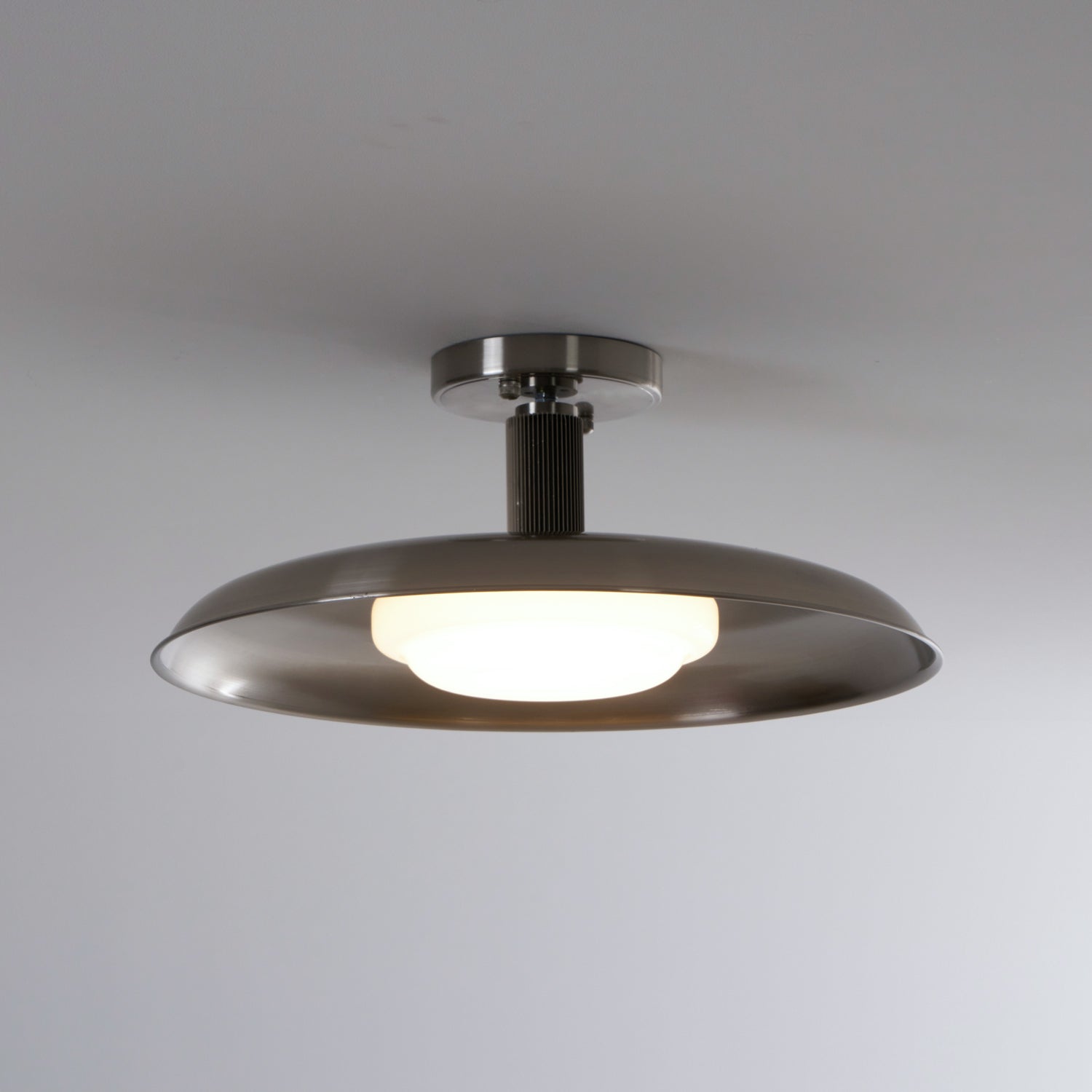 Plafondlamp met handgeblazen glazen kap en gestructureerde metalen rozet – warm sfeerlicht voor woonkamer, slaapkamer en entree | Sansoti