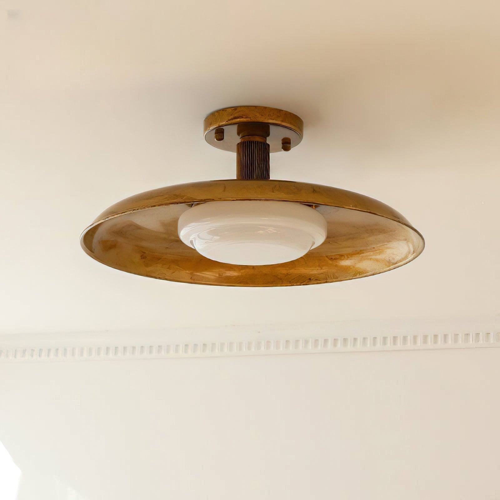 Plafondlamp met handgeblazen glazen kap en gestructureerde metalen rozet – warm sfeerlicht voor woonkamer, slaapkamer en entree | Sansoti