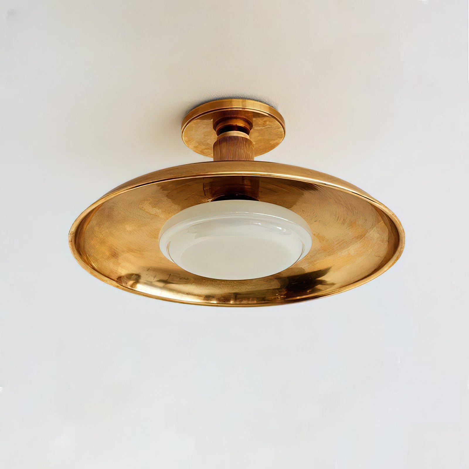 Plafondlamp met handgeblazen glazen kap en gestructureerde metalen rozet – warm sfeerlicht voor woonkamer, slaapkamer en entree | Sansoti