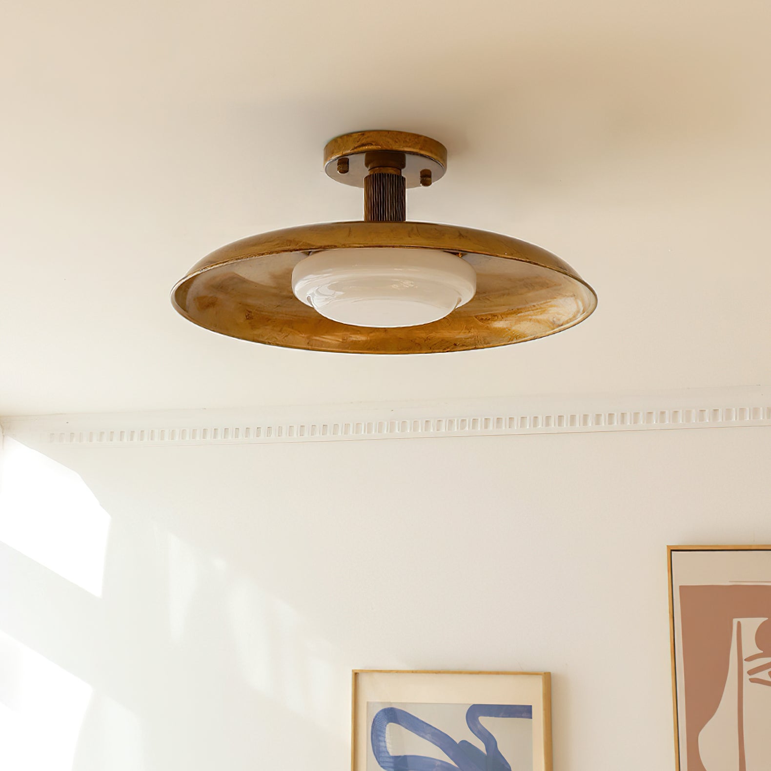 Plafondlamp met handgeblazen glazen kap en gestructureerde metalen rozet – warm sfeerlicht voor woonkamer, slaapkamer en entree | Sansoti